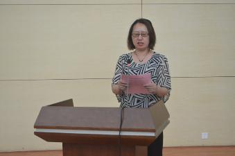 杨晓英副经理宣读获奖员工名单 杨晓英副经理宣读获奖员工名单